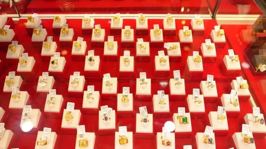 سعر الأونصة يهبط إلى أقل من 5000 دولار مع بداية الأسبوع الجديد